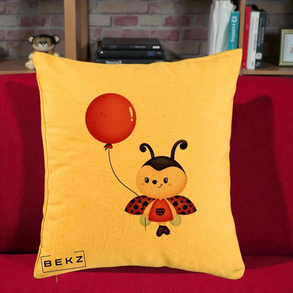 Perna Decorativa Buburuza cu Balon Rosu, 40x40 cm, Galben, Husa Detasabila, Perna Inclusa, BEKZ®