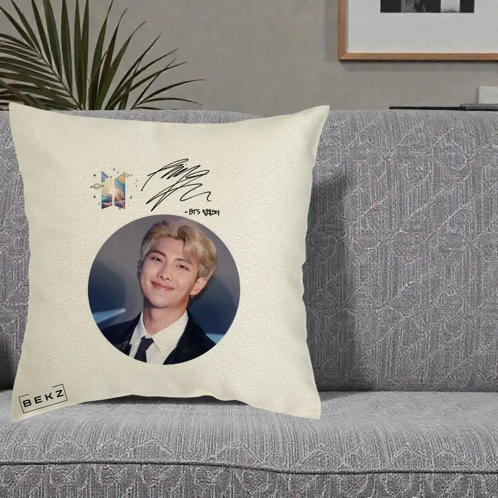 Perna Personalizata K-pop BTS RM Namjoon Portret Cerc cu Autograf, 40x40 cm, Ecru, Husa Detasabila, Perna Inclusa, BEKZ®