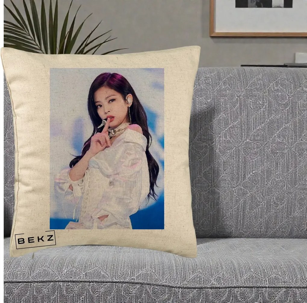 Perna Personalizata K-pop BLACKPINK Jennie Concert Alb cu Microfon, 40x40 cm, Bej, Husa Detasabila, Perna Inclusa, BEKZ®