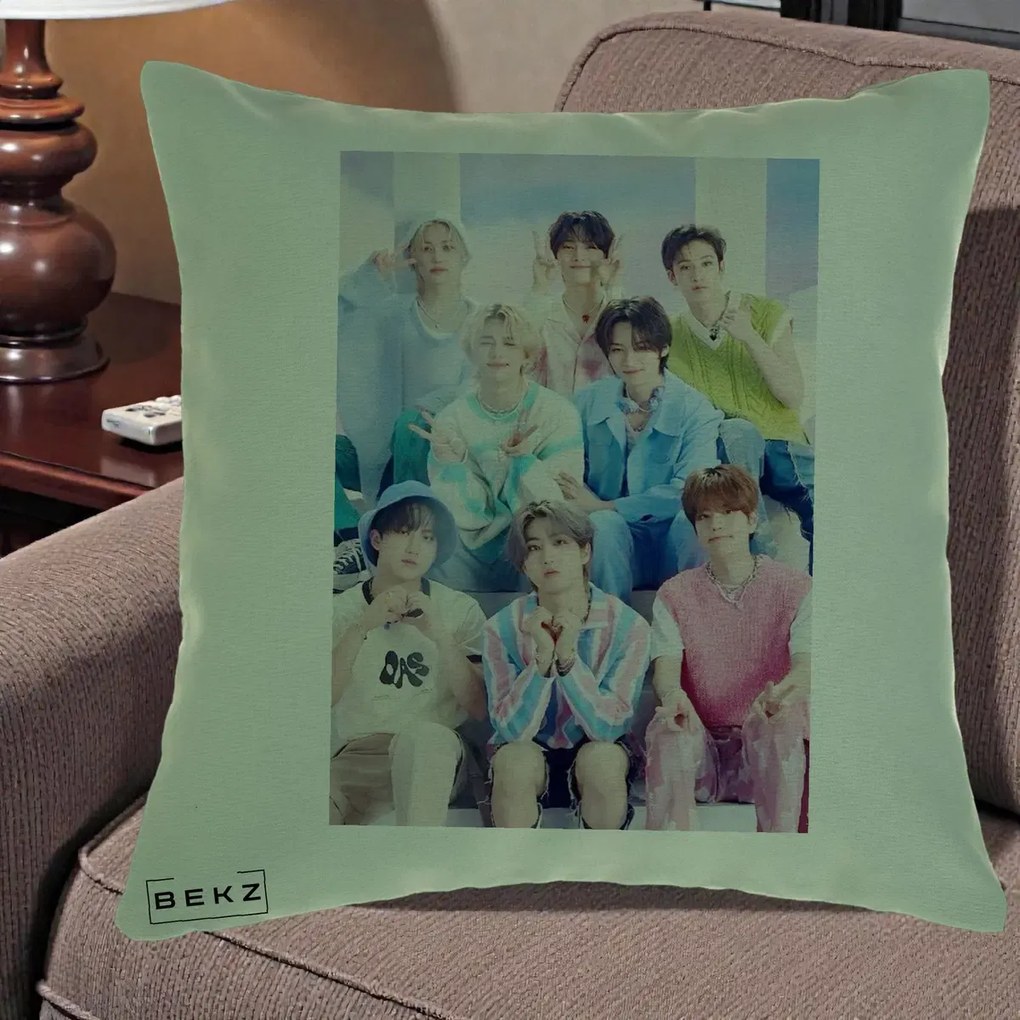 Perna Personalizata K-Pop Grup Foto Pasteluri cu 8 Artisti, 40x40 cm, Verde, Husa Detasabila, Perna Inclusa, BEKZ®