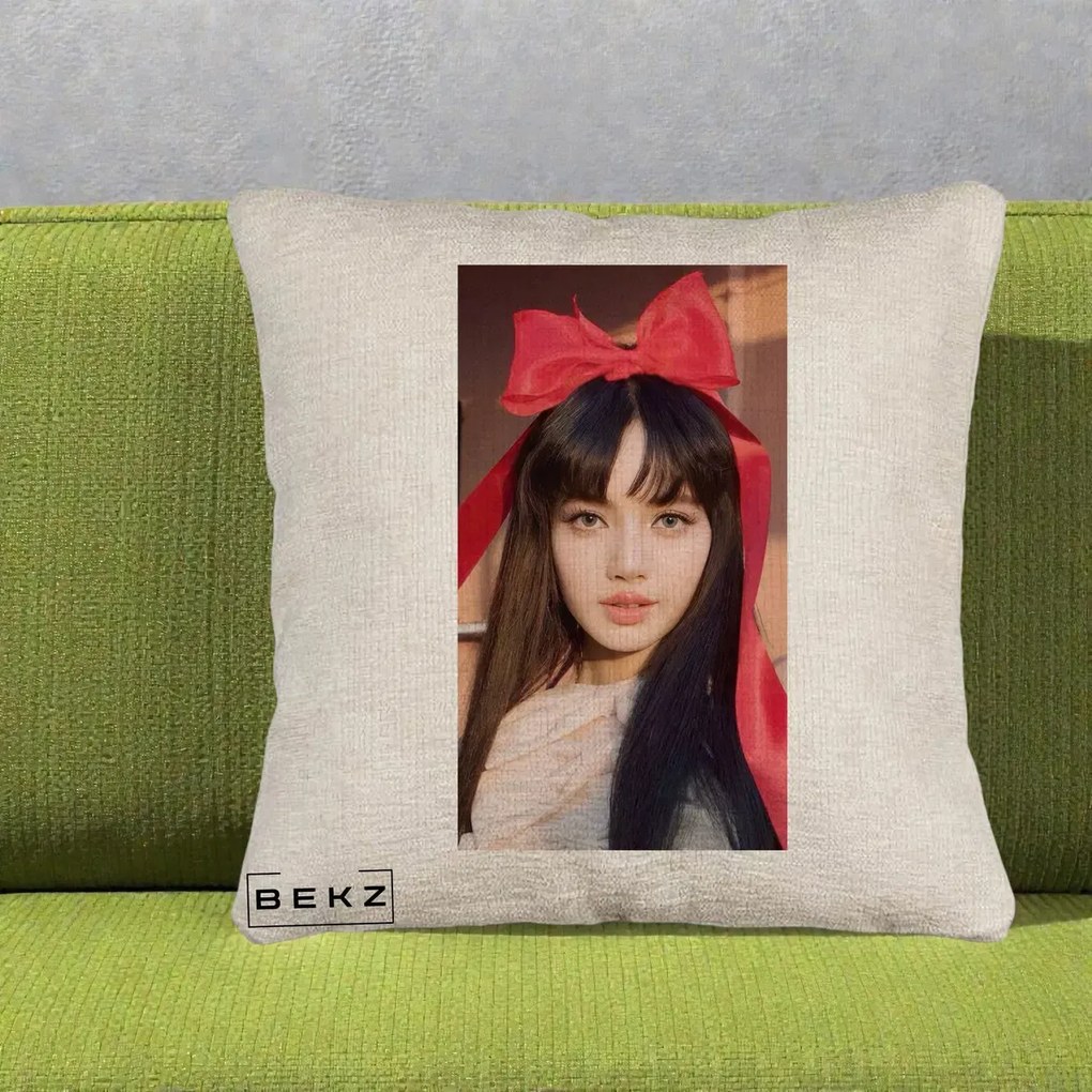 Perna Personalizata K-pop BLACKPINK Rose cu Funda Rosie, 40x40 cm, Bej Canapea, Husa Detasabila, Perna Inclusa, BEKZ®