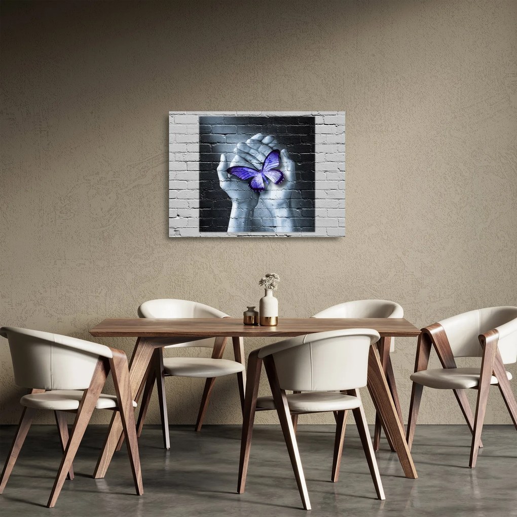 Tablou pe sticlă - Fluture violet pe perete (70x50 cm)