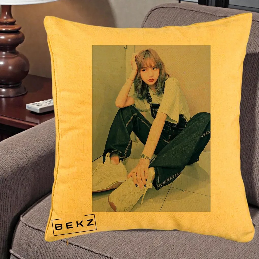 Perna Personalizata K-pop BLACKPINK Lisa, 40x40 cm, Galben, Husa Detasabila, Perna Inclusa, BEKZ®
