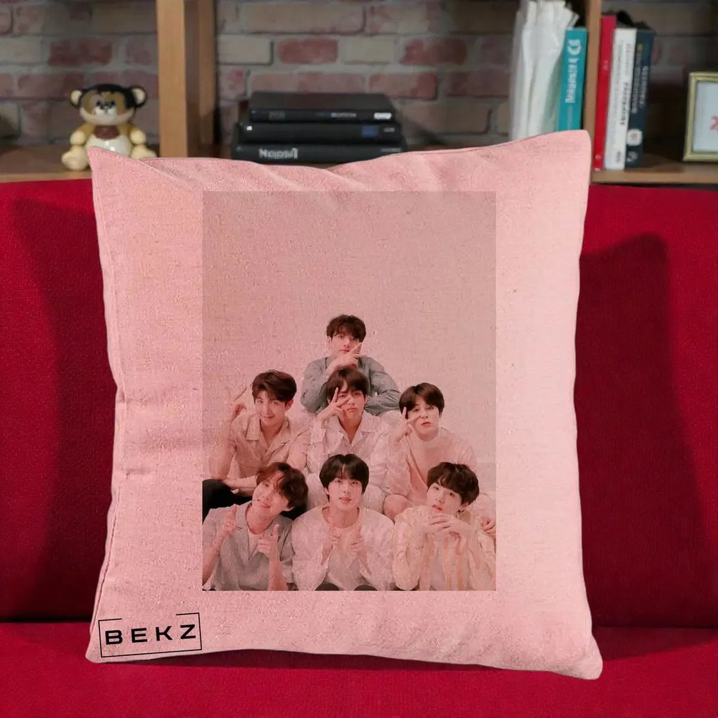 Perna Personalizata K-pop BTS Foto Grup Pastel, 40x40 cm, Roz, Husa Detasabila, Perna Inclusa, BEKZ®
