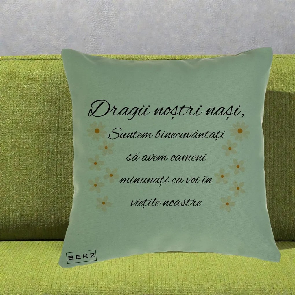 Cadou pentru Nasi - Perna Personalizata Dragii Nostri Nasi Suntem Binecuvantati cu Floricele, 40x40 cm, Verde, Husa Detasabila, Perna Inclusa, BEKZ®