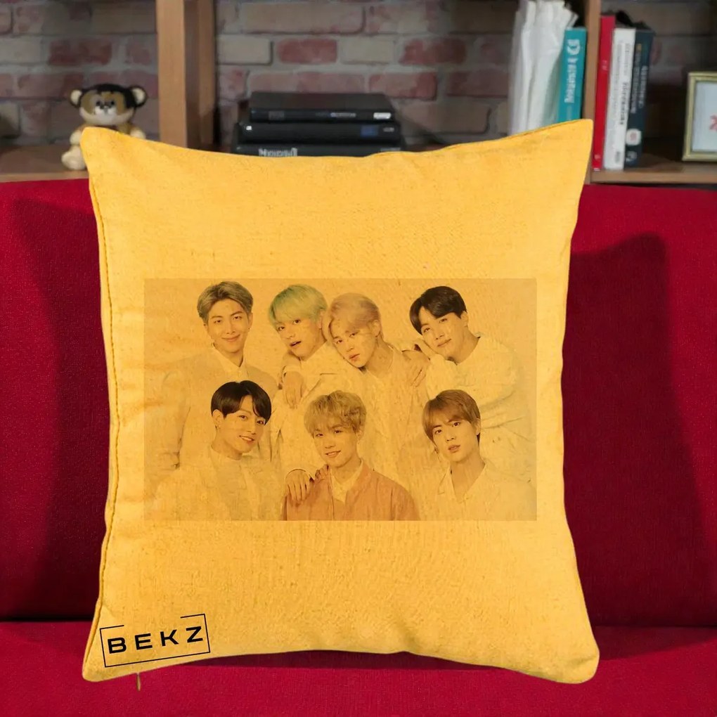 Perna Personalizata K-pop BTS Foto Grup Landscape Pastel, 40x40 cm, Galben, Husa Detasabila, Perna Inclusa, BEKZ®
