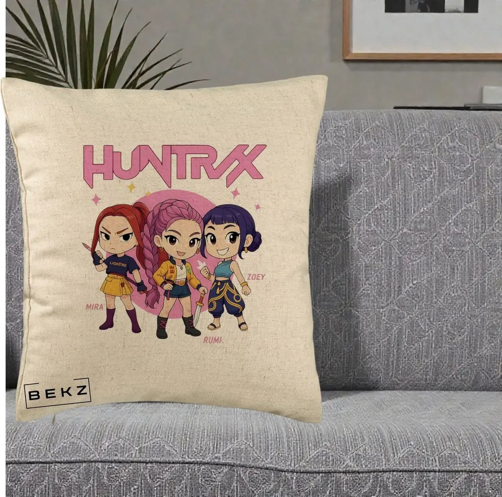 Perna Personalizata K-pop HUNTRX Trio Chibi cu Arme, 40x40 cm, Bej, Husa Detasabila, Perna Inclusa, BEKZ®