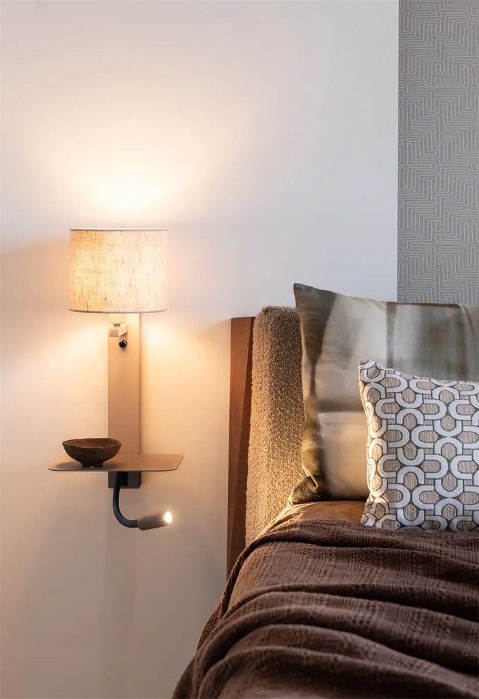 Aplica cu raft si reader LED, port USB si abajur textil in deschis Florence