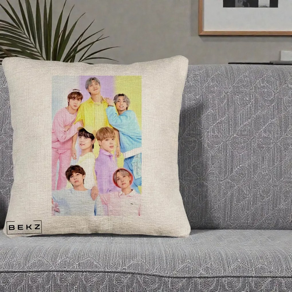Perna Personalizata K-pop BTS Foto Grup Pastel Colorat cu 7 Membrii, 40x40 cm, Bej Canapea, Husa Detasabila, Perna Inclusa, BEKZ®