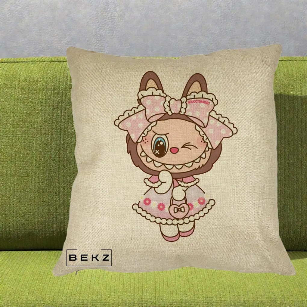 Perna Personalizata Labubu Lolita Roz cu Dantela, 40x40 cm, Crem, Husa Detasabila, Perna Inclusa, BEKZ®