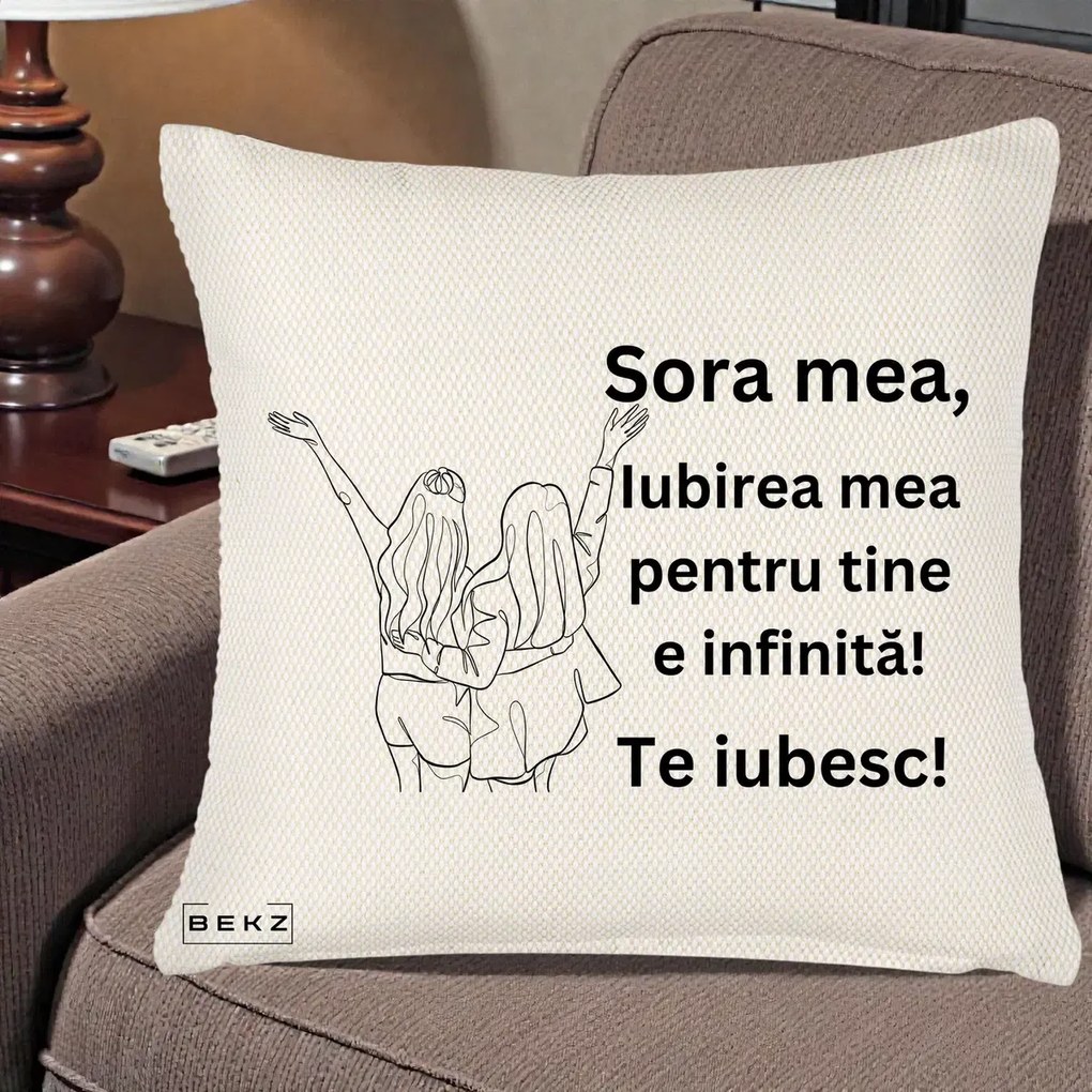 Cadou pentru Sora - Perna Personalizata Sora Mea Te Iubesc Line Art Doua Fete cu Brate Ridicate, 40x40 cm, Crem Reliefat, Husa Detasabila, Perna Inclusa, BEKZ®