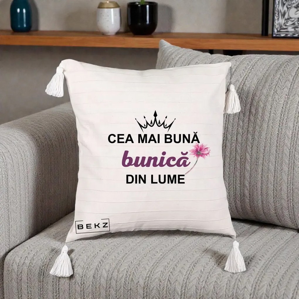 Cadou pentru Bunica - Perna Personalizata Cea Mai Buna Bunica Din Lume Coroana Mov Floare Roz, 40x40 cm, Bej cu Franjuri, Husa Detasabila, Perna Inclusa, BEKZ®