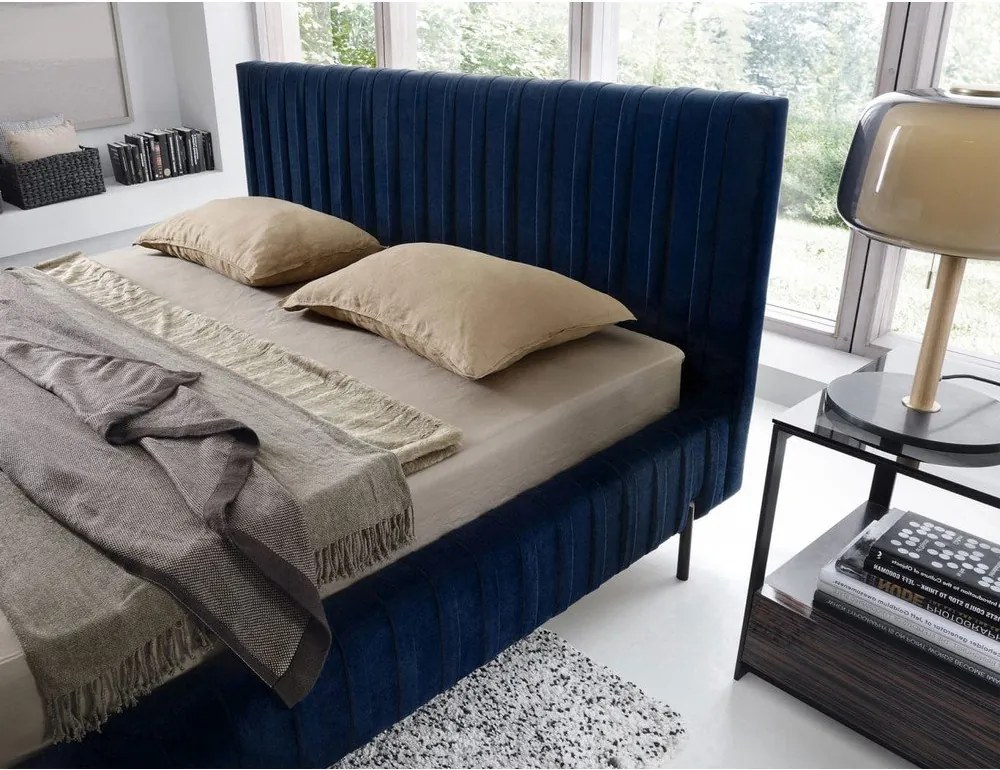 Pat matrimonial albastru închis tapițat cu spațiu de depozitare cu somieră 160x200 cm Plissa – ELTAP