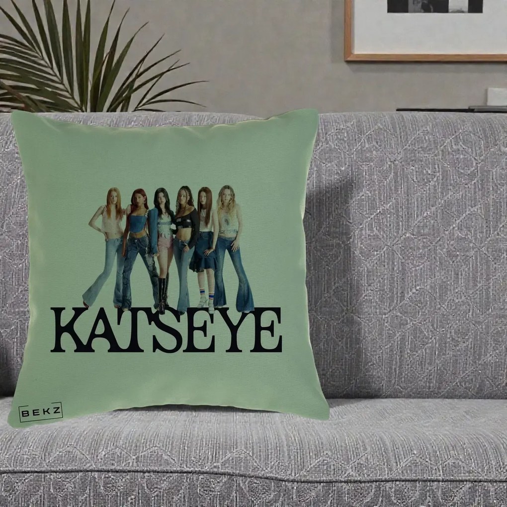 Perna Personalizata K-pop KATSEYE Foto Grup Blugi, 40x40 cm, Verde, Husa Detasabila, Perna Inclusa, BEKZ®