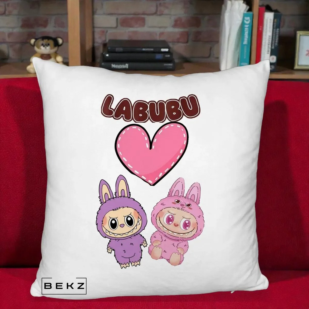 Perna Personalizata Labubu Cuplu Inima, 40x40 cm, Alb Pufos, Husa Detasabila, Perna Inclusa, BEKZ®