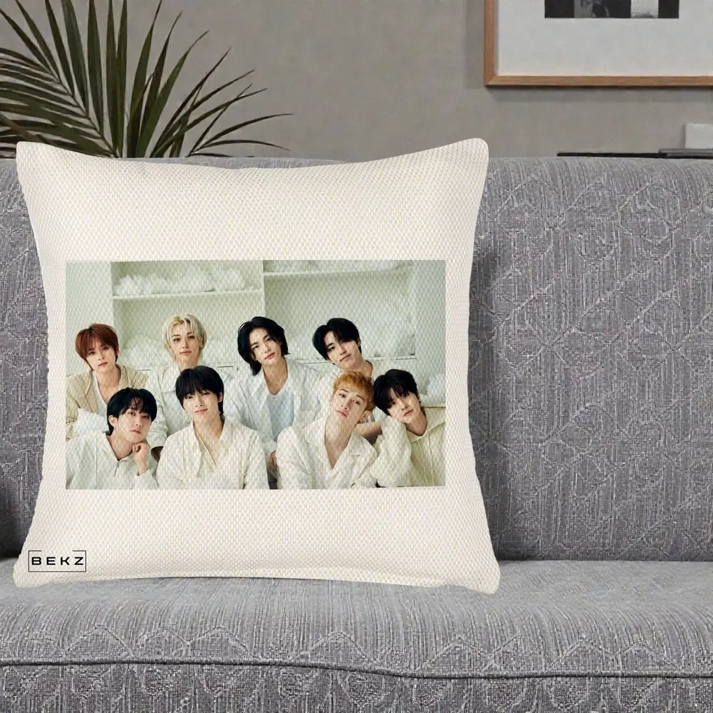 Perna Personalizata K-pop Stray Kids Foto Grup All-White Landscape, 40x40 cm, Crem Reliefat, Husa Detasabila, Perna Inclusa, BEKZ®
