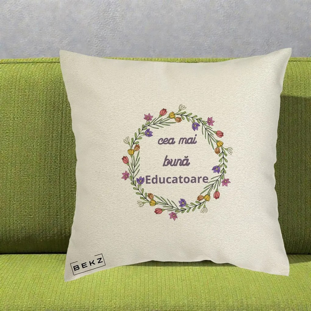 Cadou pentru Educatoare - Perna Personalizata Cea mai Buna Educatoare cu Coronita Florala Colorata, 40x40 cm, Ecru, Husa Detasabila, Perna Inclusa, BEKZ®