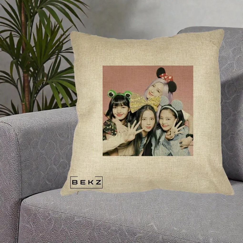 Perna Personalizata K-pop BLACKPINK Accesorii Haioase, 40x40 cm, Crem, Husa Detasabila, Perna Inclusa, BEKZ®