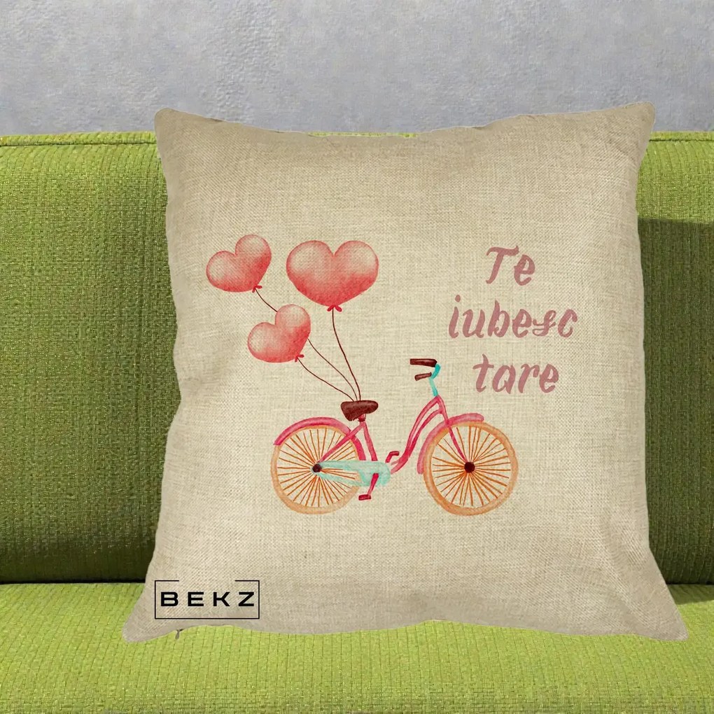 Perna Decorativa Te Iubesc Tare cu Bicicleta Roz si Baloane Inima, 40x40 cm, Crem, Husa Detasabila, Perna Inclusa, BEKZ®