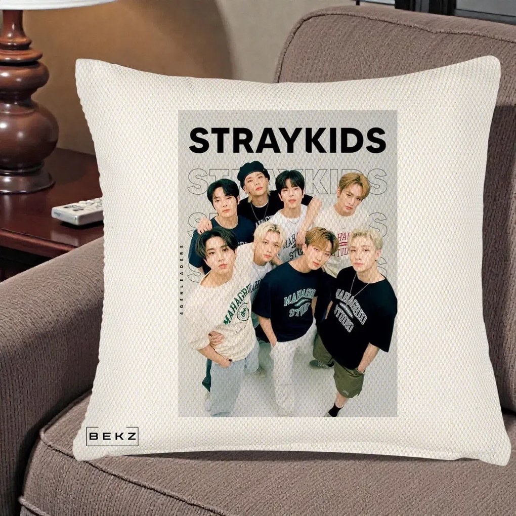 Perna Personalizata K-pop Stray Kids STRAYKIDS Alb-Negru cu Foto Grup, 40x40 cm, Crem Reliefat, Husa Detasabila, Perna Inclusa, BEKZ®