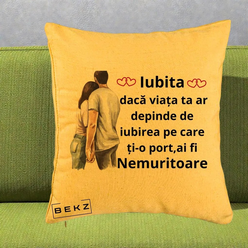Cadou pentru Iubita - Perna Personalizata Iubita Nemuritoare cu Cuplu Acuarela Roz si Inimi, 40x40 cm, Galben, Husa Detasabila, Perna Inclusa, BEKZ®
