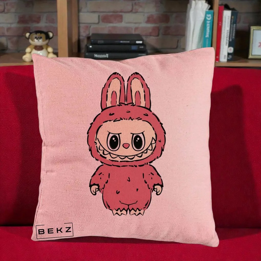 Perna Personalizata Labubu Roz Solo, 40x40 cm, Roz, Husa Detasabila, Perna Inclusa, BEKZ®