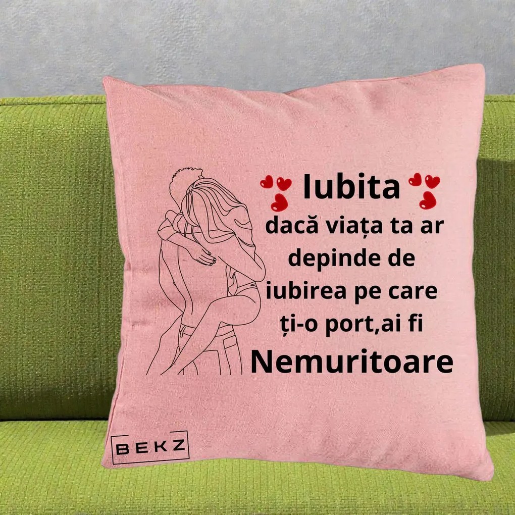 Cadou pentru Iubita - Perna Personalizata Iubita Nemuritoare cu Cuplu Line-Art si Inimi Rosii, 40x40 cm, Roz, Husa Detasabila, Perna Inclusa, BEKZ®