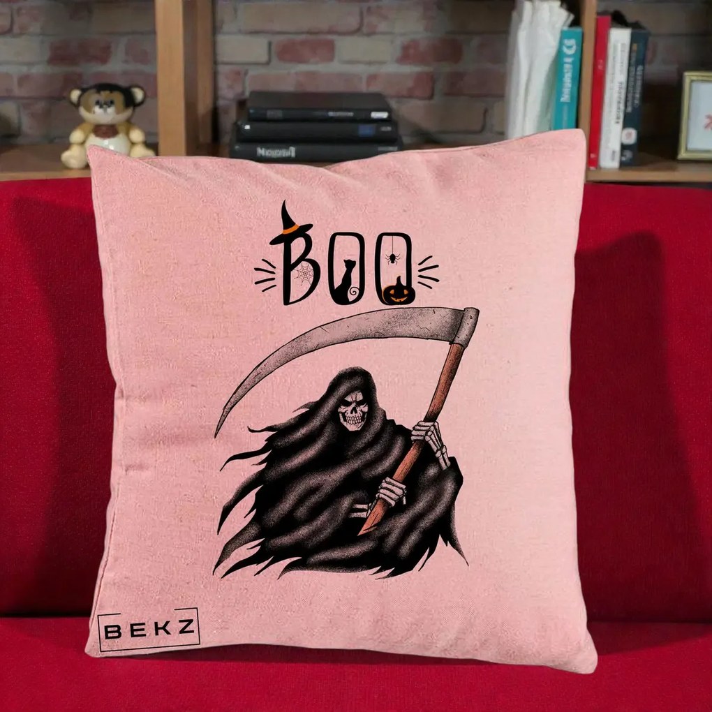 Perna Decorativa Halloween Boo Grim Reaper cu Coasa, 40x40 cm, Roz, Husa Detasabila, Perna Inclusa, BEKZ®