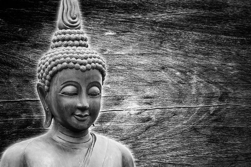 Tapet statuie Buddha alb-negru pe fundal de lemn