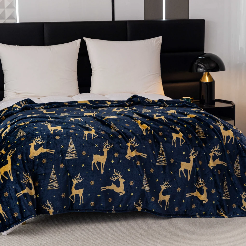 Patura de Craciun din microplus GOLDEN DEER albastru inchis Dimensiune: 200 x 220 cm