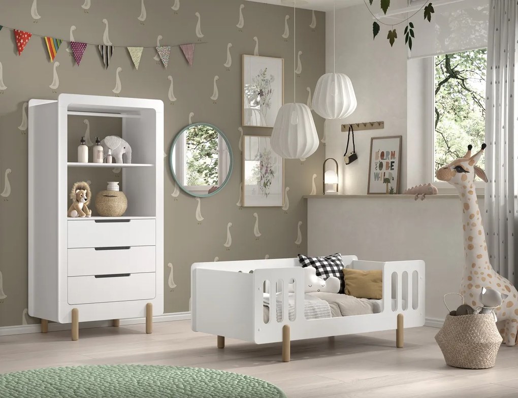 Set mobilier pentru copii mici SMILE, alb, pat 70 x 140 cm cu balustradă de protecție și dulap cu baretă pentru haine și 3 sertare – Vipack