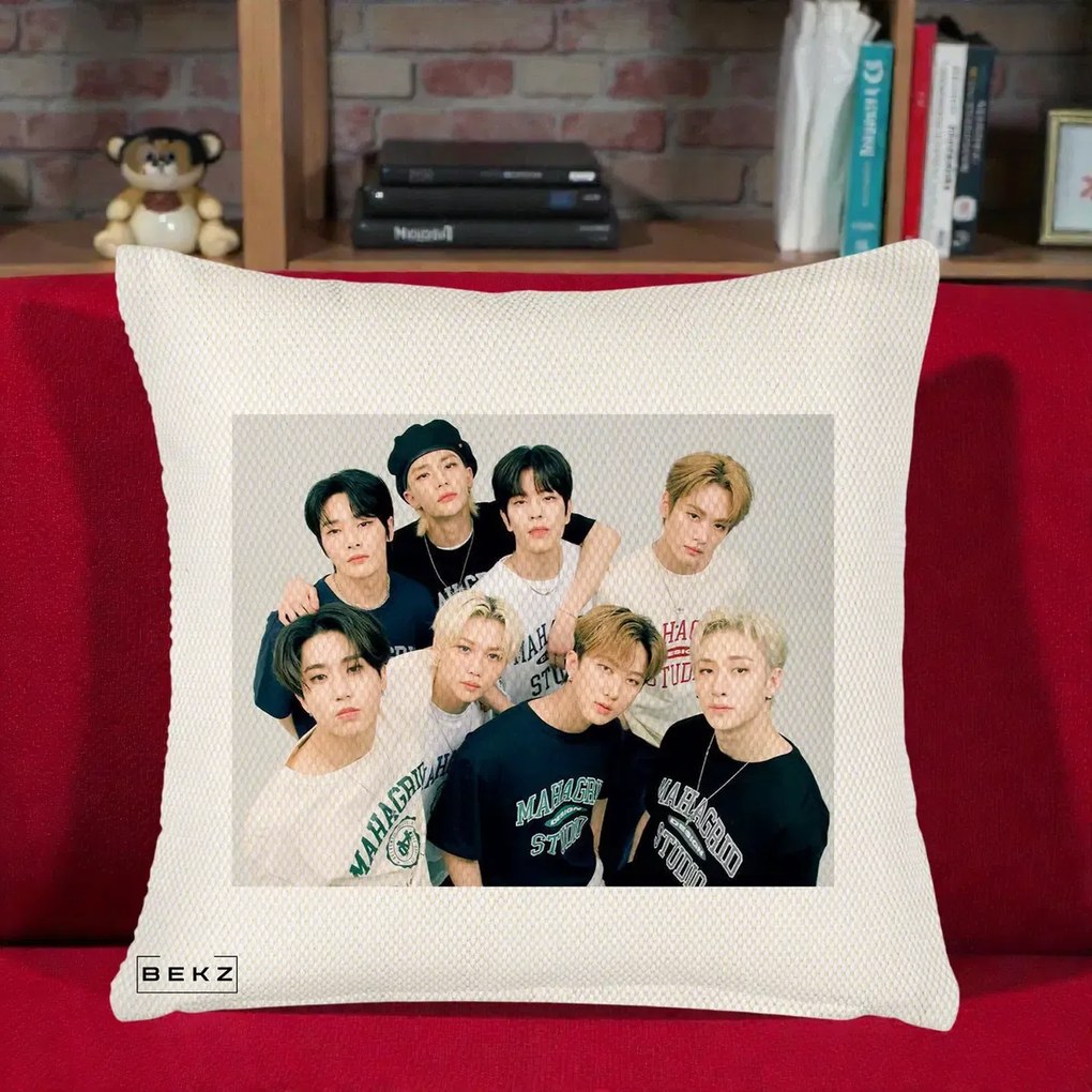Perna Personalizata K-pop Stray Kids Foto Grup Text, 40x40 cm, Crem Reliefat, Husa Detasabila, Perna Inclusa, BEKZ®