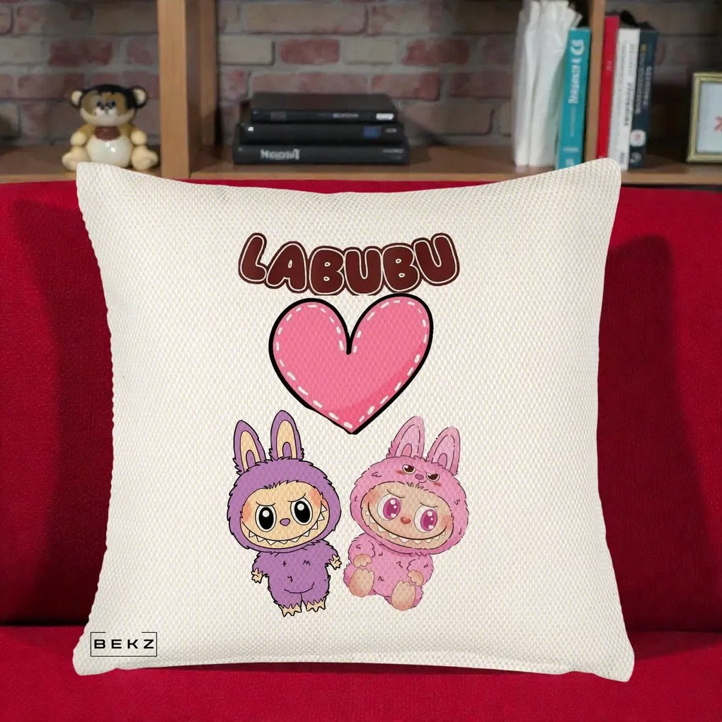 Perna Personalizata Labubu Cuplu Inima, 40x40 cm, Crem Reliefat, Husa Detasabila, Perna Inclusa, BEKZ®