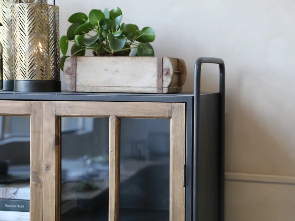 Vitrină industrială din lemn de pin natur și metal negru, cu 2 uși vitrate, 3 rafturi și roți, finisaj natural, 156 x 80 x 34 cm, „Calibre”