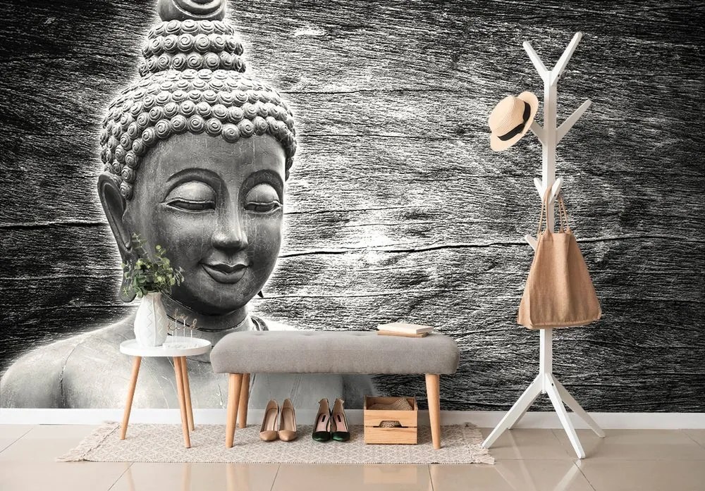 Tapet statuie Buddha alb-negru pe fundal de lemn