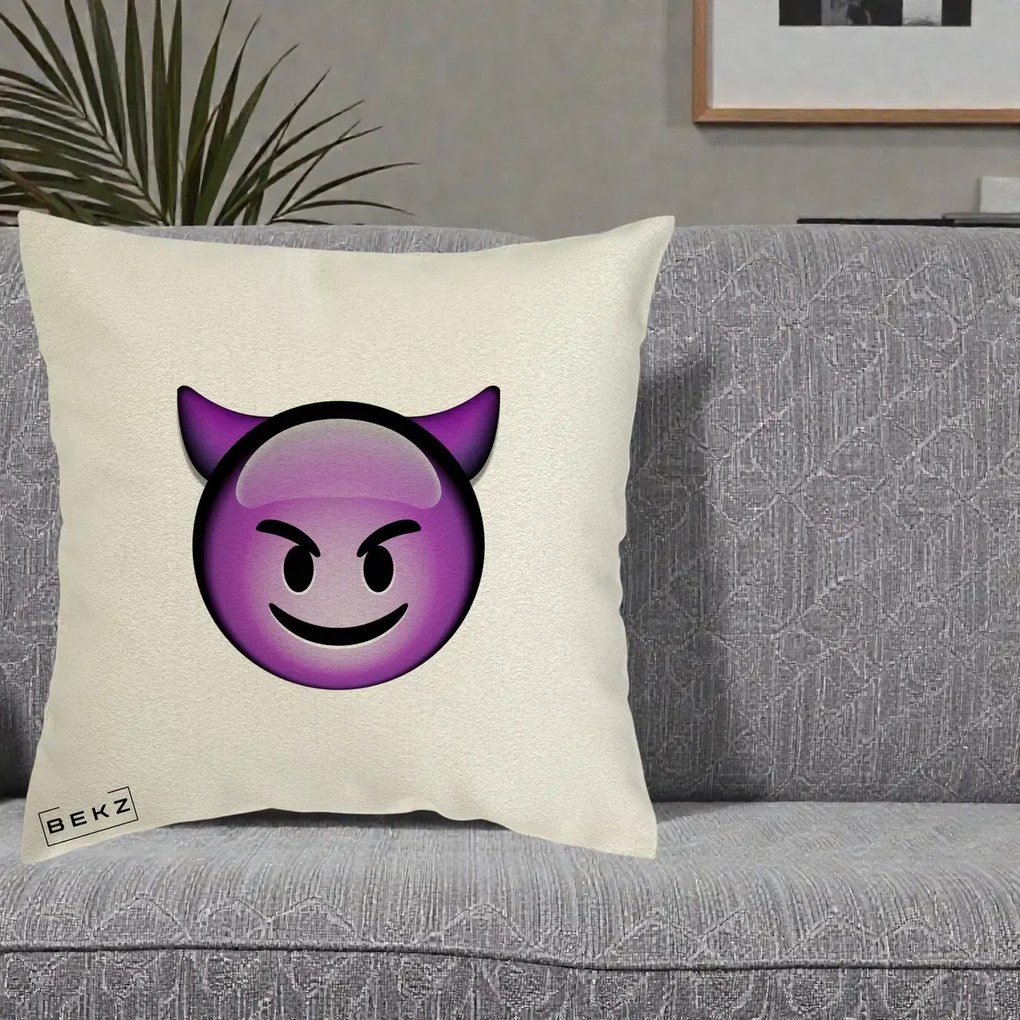 Perna Decorativa Emoji Diavol Mov, 40x40 cm, Ecru, Husa Detasabila, Perna Inclusa, BEKZ®