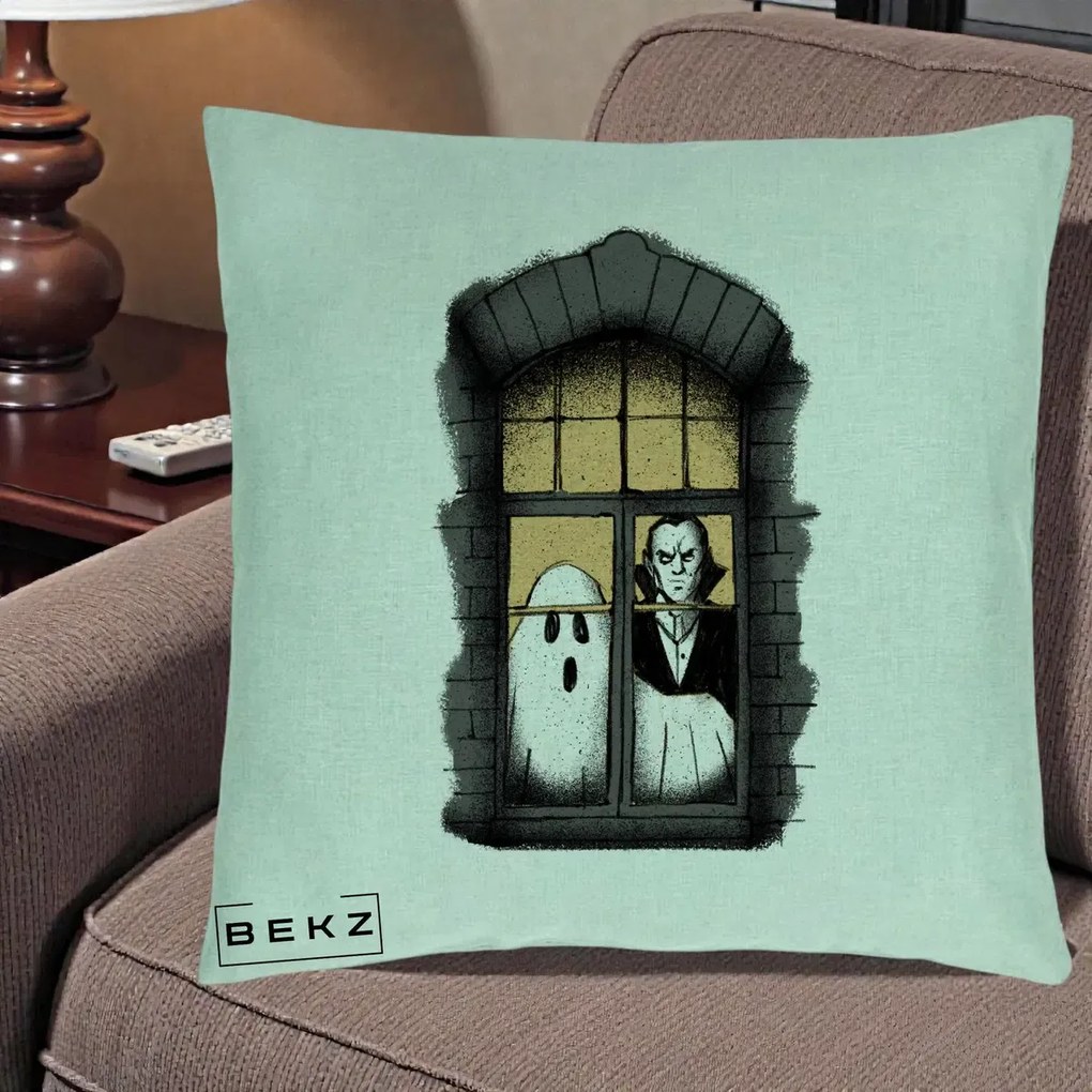 Perna Decorativa Halloween Fantoma si Dracula la Fereastra, 40x40 cm, Verde Menta, Husa Detasabila, Perna Inclusa, BEKZ®