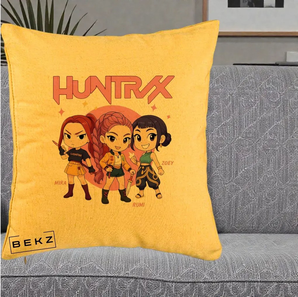 Perna Personalizata K-pop HUNTRX Trio Chibi cu Arme, 40x40 cm, Galben, Husa Detasabila, Perna Inclusa, BEKZ®