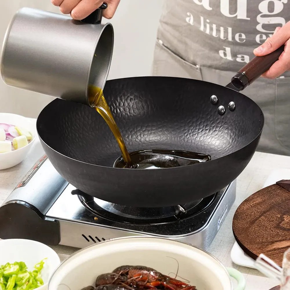 Tigaie wok cu accesorii de bucătărie