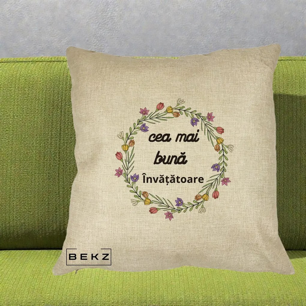 Cadou pentru Invatatoare - Perna Personalizata Cea mai Buna Invatatore cu Coronita Florala Colorata, 40x40 cm, Crem, Husa Detasabila, Perna Inclusa, BEKZ®