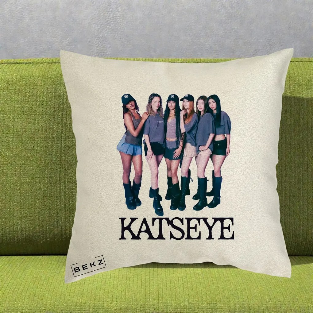 Perna Personalizata K-pop KATSEYE Grup Foto Tinute Gri, 40x40 cm, Ecru, Husa Detasabila, Perna Inclusa, BEKZ®