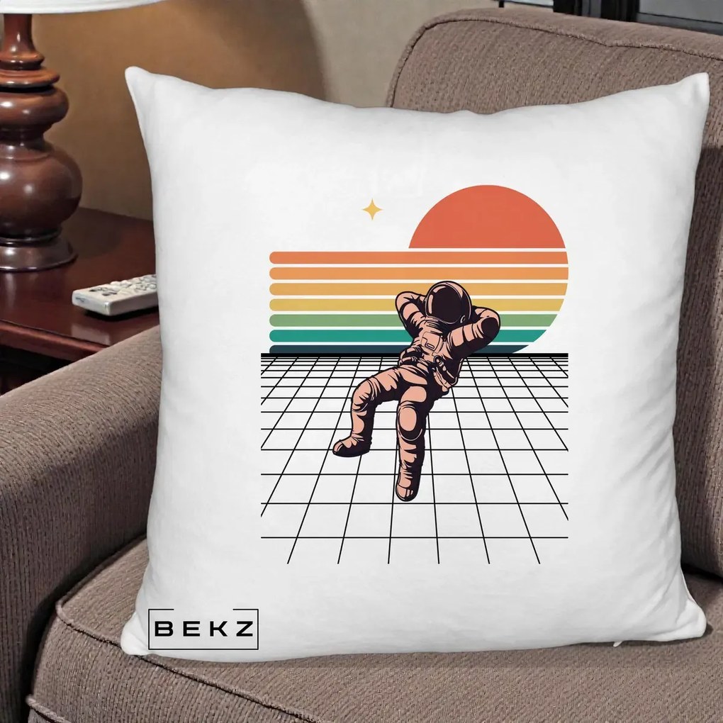 Perna Decorativa Astronaut Retro Space, 40x40 cm, Alb Pufos, Husa Detasabila, Perna Inclusa, BEKZ®