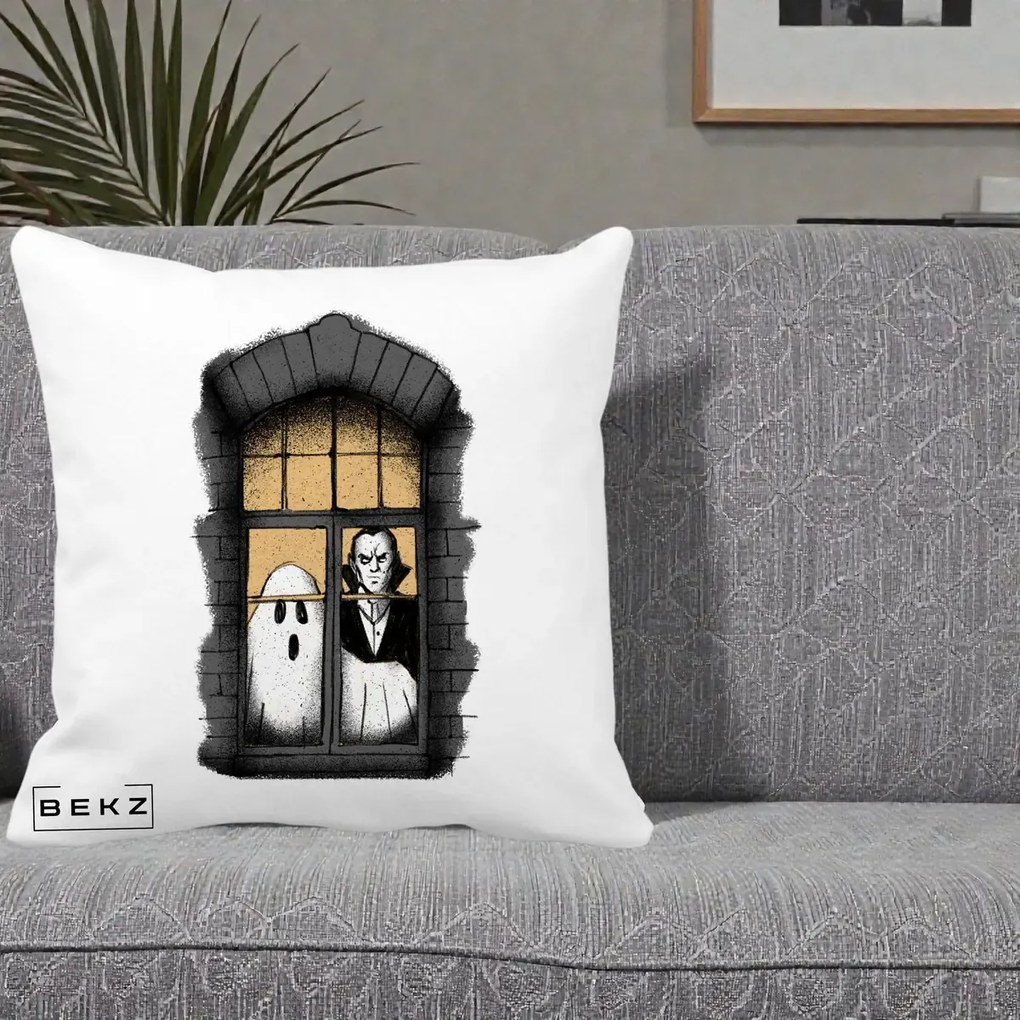 Perna Decorativa Halloween Fantoma si Dracula la Fereastra, 40x40 cm, Alba Mata, Husa Detasabila, Perna Inclusa, BEKZ®