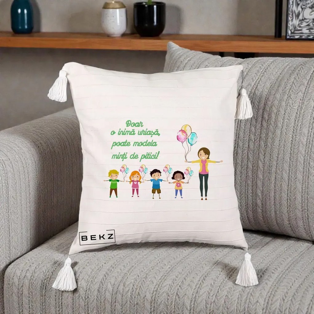 Cadou pentru Educatoare - Perna Personalizata Doar o Inima Uriasa poate Modela Minti de Pitici cu Educatoare si Baloane, 40x40 cm, Bej cu Franjuri, Husa Detasabila, Perna Inclusa, BEKZ®