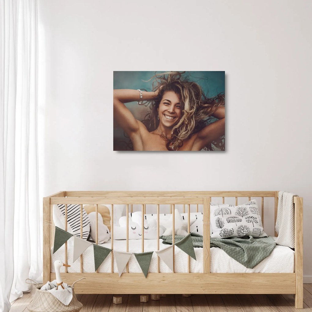Tablou pe sticlă - Portretul unei femei tinere (70x50 cm)
