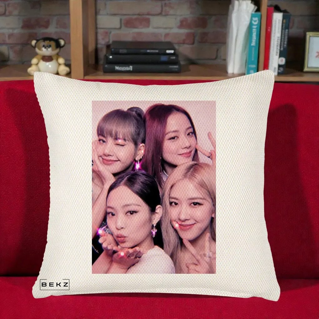 Perna Personalizata K-pop BLACKPINK Foto Grup Selfie Roz cu Glitter, 40x40 cm, Crem Reliefat, Husa Detasabila, Perna Inclusa, BEKZ®