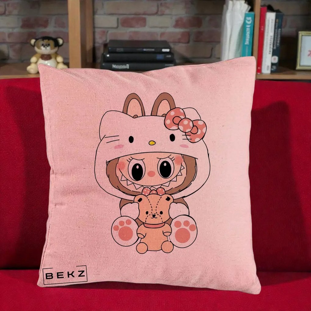 Perna Personalizata Labubu x Hello Kitty, 40x40 cm, Roz, Husa Detasabila, Perna Inclusa, BEKZ®