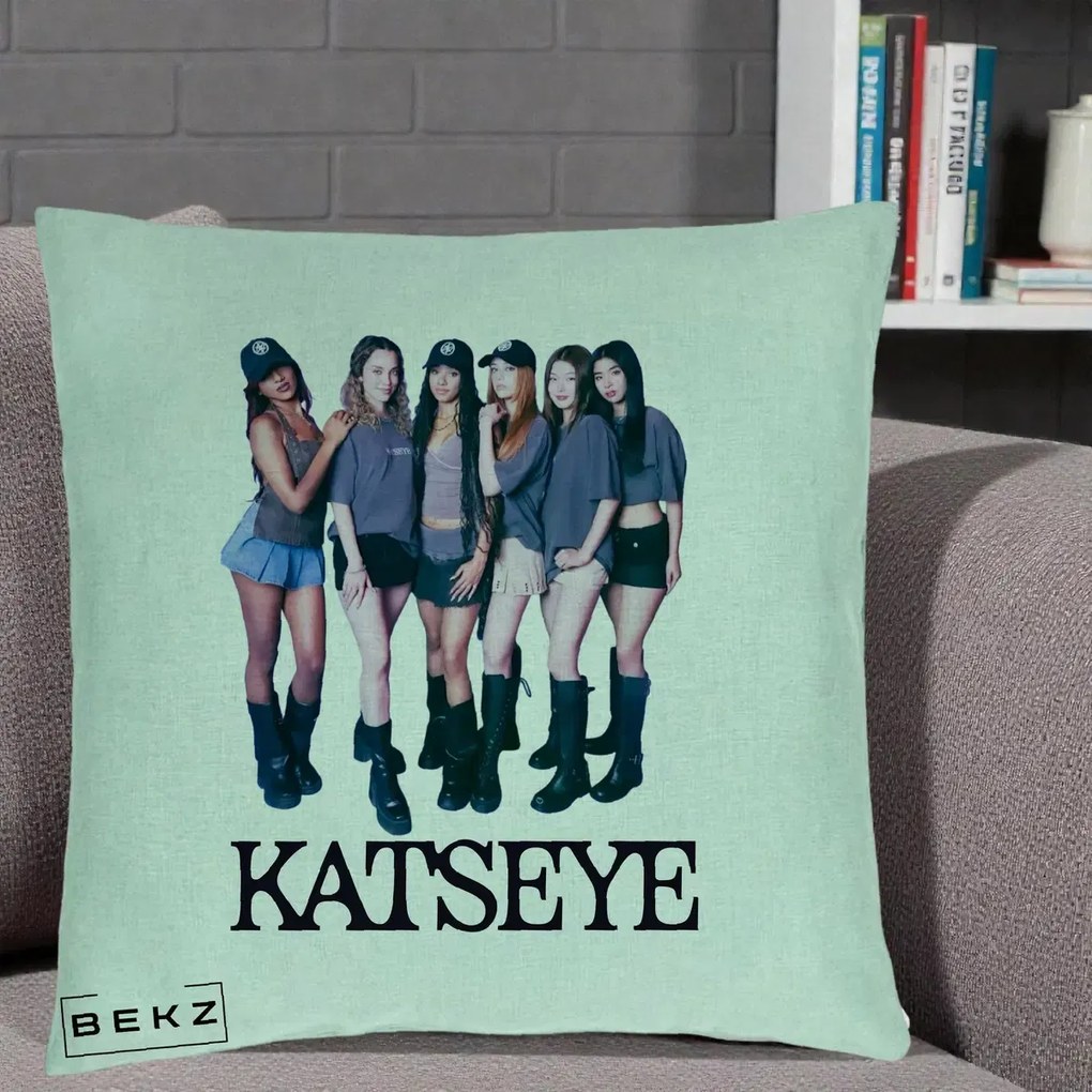 Perna Personalizata K-pop KATSEYE Grup Foto Tinute Gri, 40x40 cm, Verde Menta, Husa Detasabila, Perna Inclusa, BEKZ®