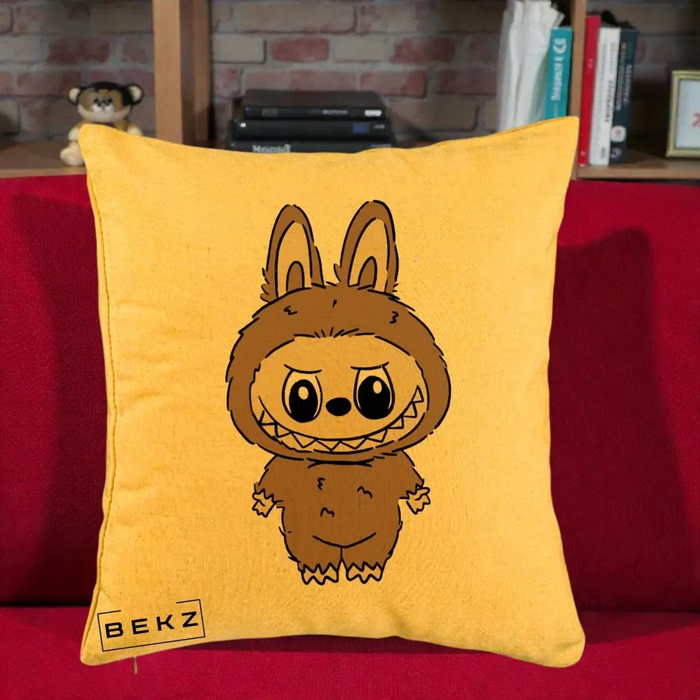 Perna Personalizata Labubu Maro Natural Solo, 40x40 cm, Galben, Husa Detasabila, Perna Inclusa, BEKZ®