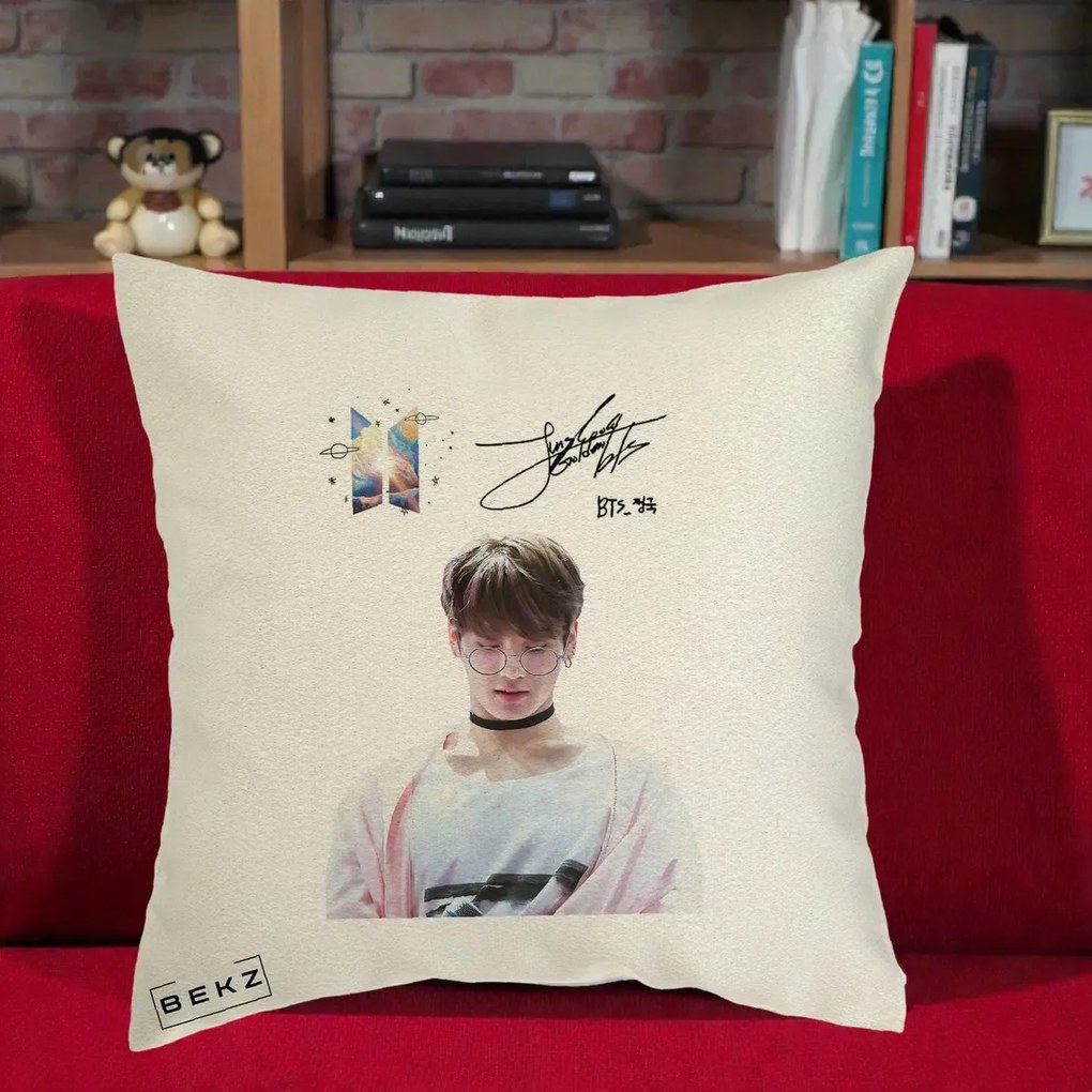 Perna Personalizata K-pop BTS Jungkook Portret cu Ochelari Autograf, 40x40 cm, Ecru, Husa Detasabila, Perna Inclusa, BEKZ®